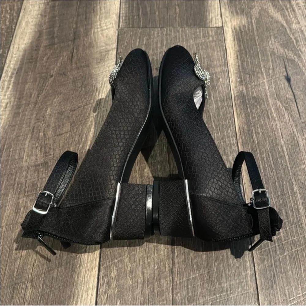New authentic Vince Camuto girls black dress shoes sz 3 display